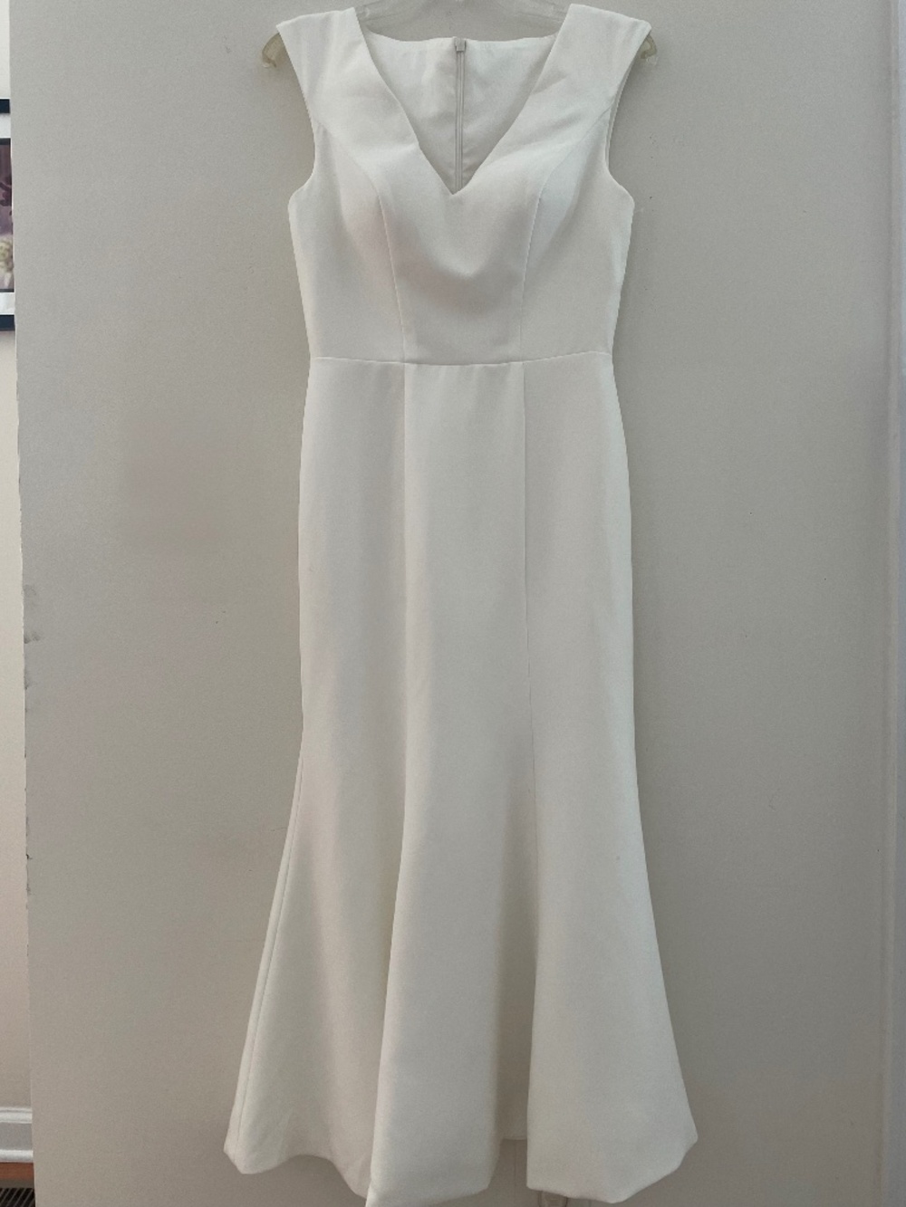 White Formal Dress Size 6 Sleeveless V-Neck Long Elegant